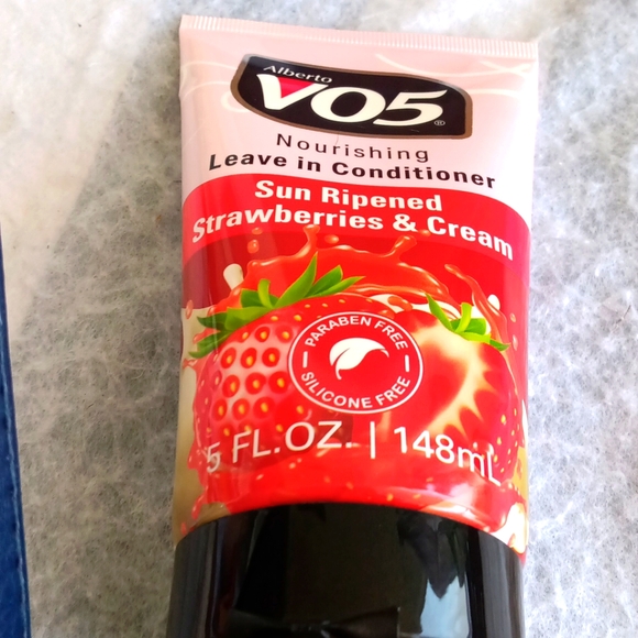 🛍️ VO5 LEAVE IN CONDITIONER STRAWBERRIES & CREAM 5 FL OZ SET OF 2 - Picture 1 of 2